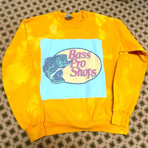 Adorable Bass Pro Shop Sweatshirt - Picture 1 of 1